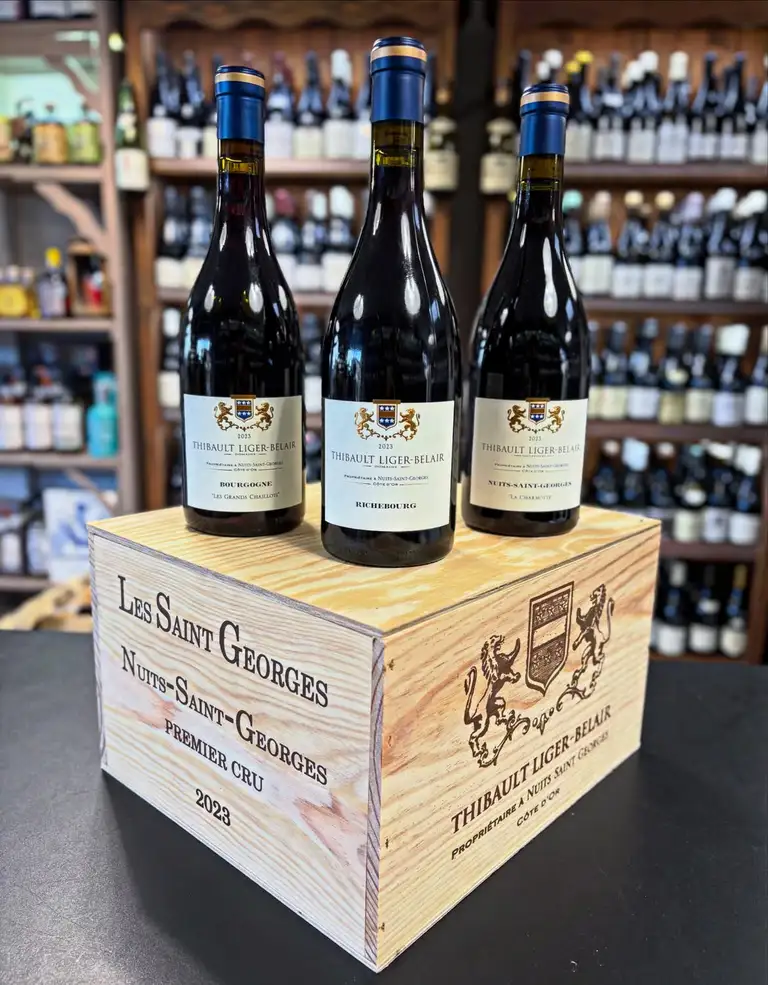 Trois bouteilles du Domaine Thibault Liger-Belair avec leur caisse en bois