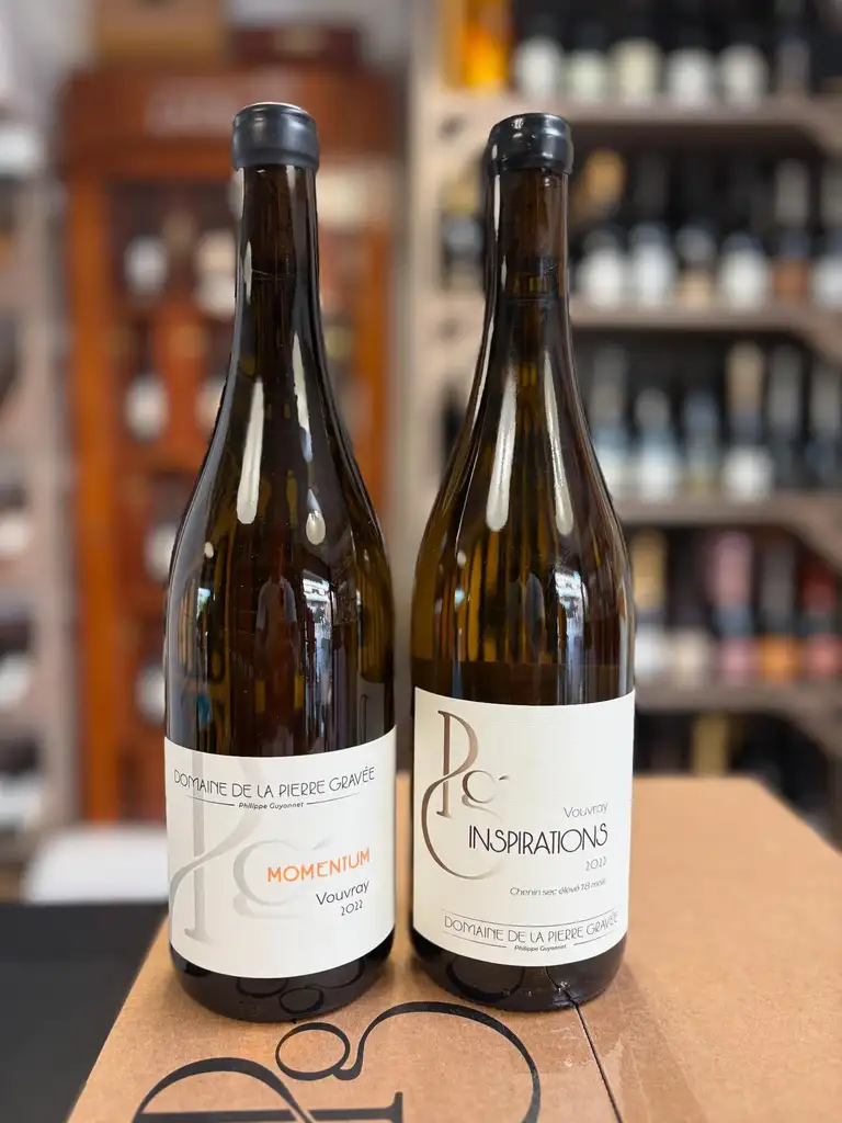 Deux bouteilles du Domaine de la Pierre Gravée sur un comptoir