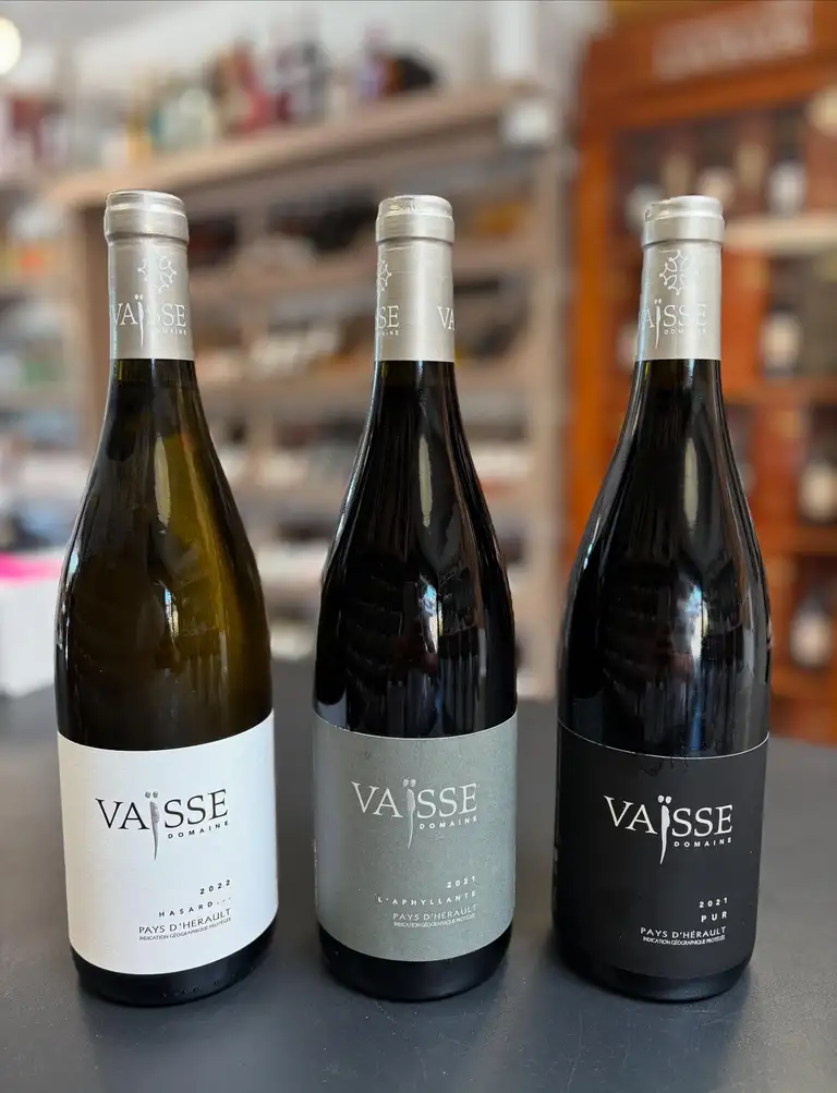 Trois bouteilles du Domaine Vaïsse présentées dans la cave
