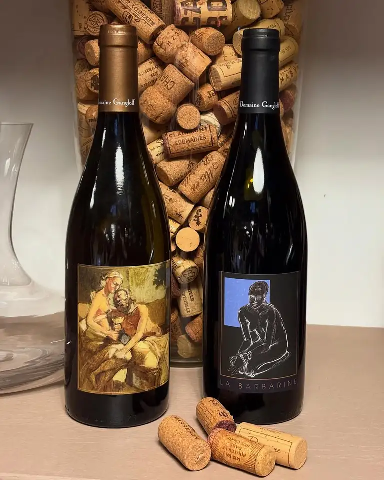 Quatre bouteilles de La Barbarine aux étiquettes illustrées