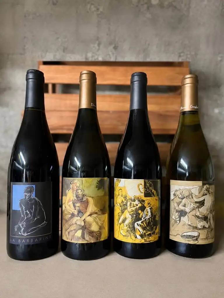 Deux bouteilles du Domaine Gangloff entourées de bouchons