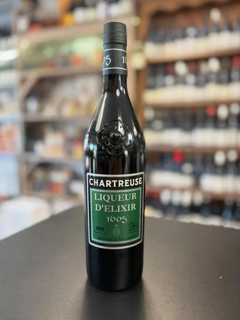 Une bouteille de Chartreuse Verte dans la cave