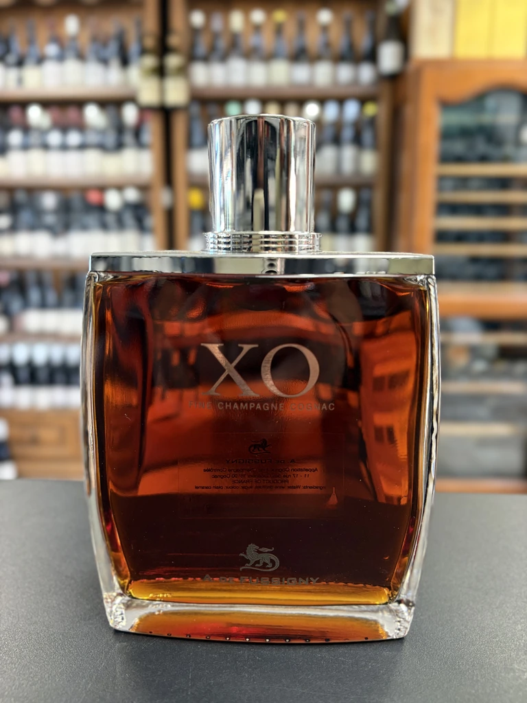 Bouteille de cognac XO Fine Champagne A. de Fussigny, présentée dans un flacon rectangulaire avec bouchon argenté.