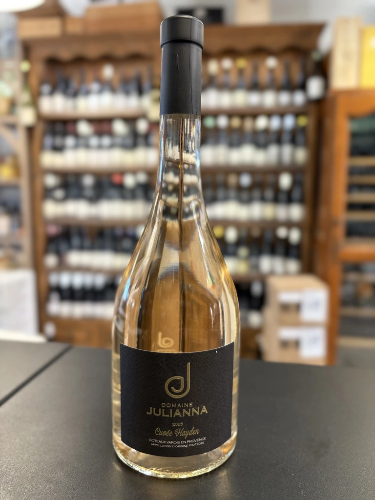 Bouteille de vin rosé Cuvée Hayden 2025 du Domaine Julianna, AOP Coteaux Varois en Provence.