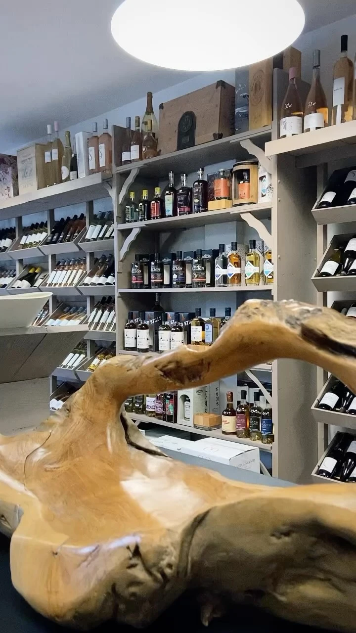 Les étagères de vins et spiritueux de La Clave d’Or