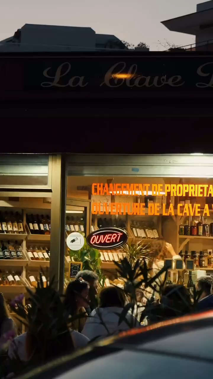 Vue du bar et des étagères à La Clave d'or