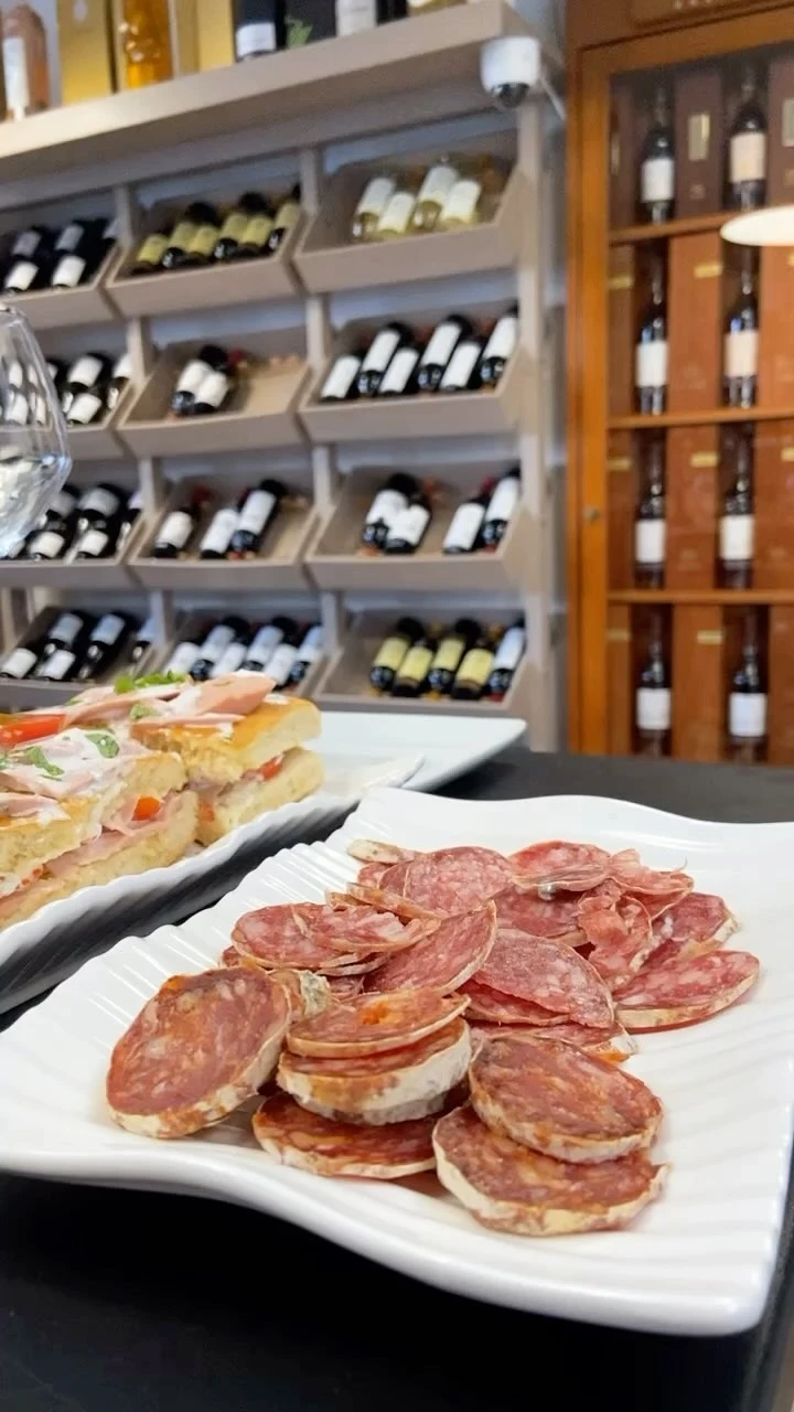Assortiment de charcuteries et de fromages servi à la cave