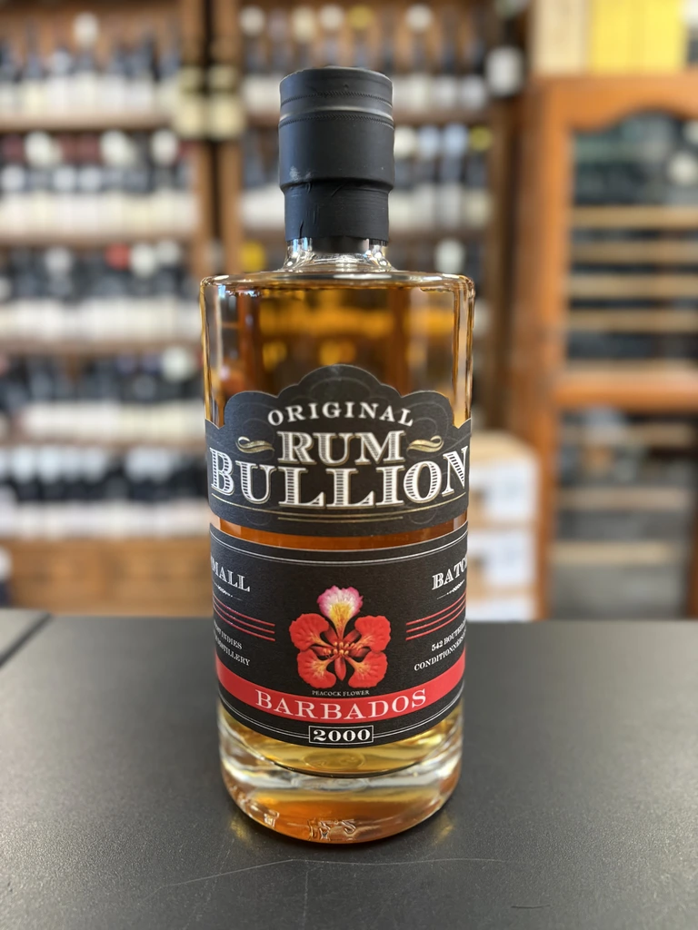 Bouteille de rhum Original Rum Bullion Barbados 2000, avec étiquette noire et rouge ornée d'une fleur tropicale.