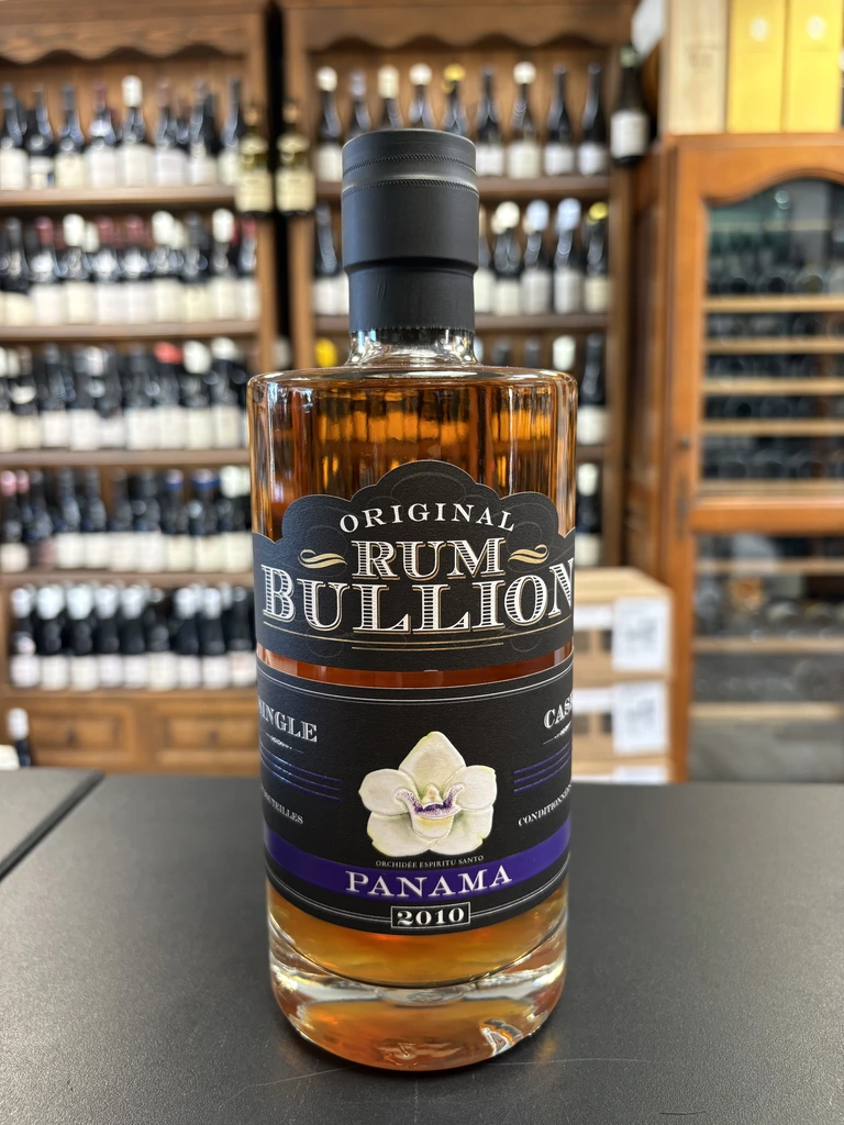 Bouteille de rhum Original Rum Bullion Panama 2010 Single Cask, avec étiquette noire et violette ornée d'une orchidée blanche.
