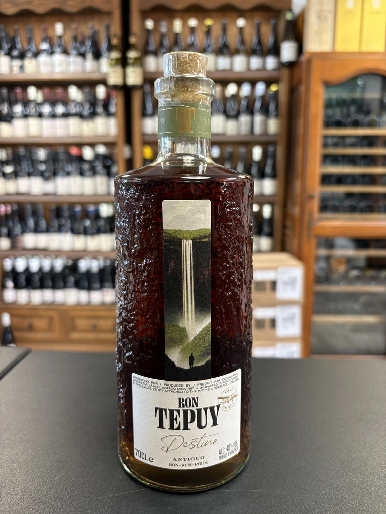 Bouteille de rhum vénézuélien Ron Tepuy Destino Antiguo, 40 % vol., format 70 cl, avec étiquette illustrant une cascade.