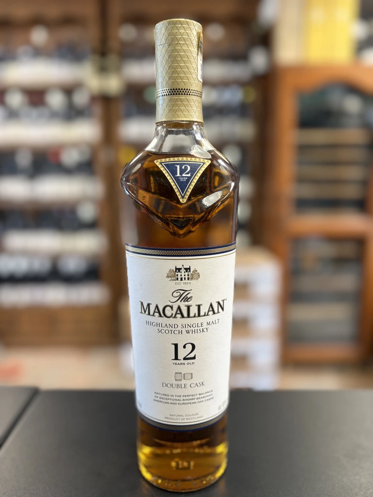 Bouteille de whisky écossais The Macallan 12 ans Double Cask, Highland Single Malt Scotch Whisky vieilli en fûts de chêne américain et européen.